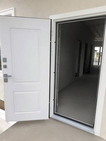 Дверь с белой панелью