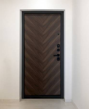 Дверь с коричневым МДФ