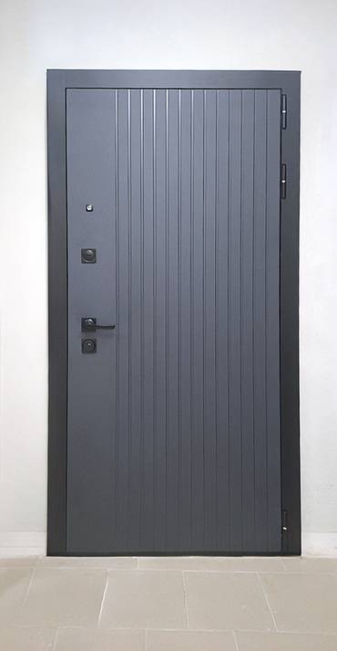 Серая металлическая дверь